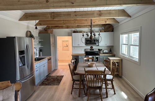 Morganton House | 1 Mile to Lake James. 8 Acres, Movie Screen & Fire Pit