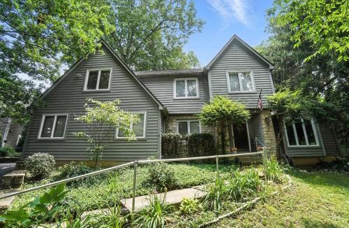 Anderson Township Apartment | 10 Mi to Dtwn: Cozy Couple's Getaway in Cincinnati