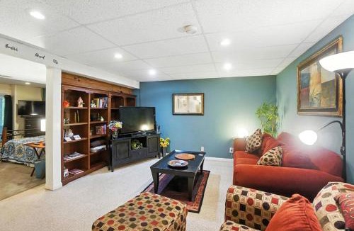 Anderson Township Apartment | 10 Mi to Dtwn: Cozy Couple's Getaway in Cincinnati