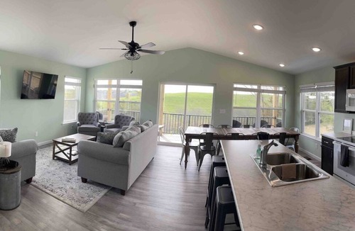 Williamstown House | 100 Acre Relaxing Retreat Near ARK- The Woodlands