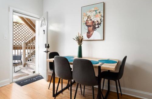 East Garfield Park Apartment | 15mins DT Wicker Park Gem Sleeps 8 FreePark
