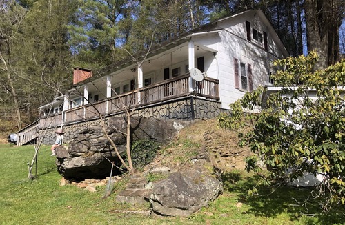 Crumpler House | 1940s Creekside Farmhouse