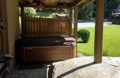 Mill Spring Ski Chalet | 1BR Garden View 1 Bottom floor of Chalet - Hot tub- Grill