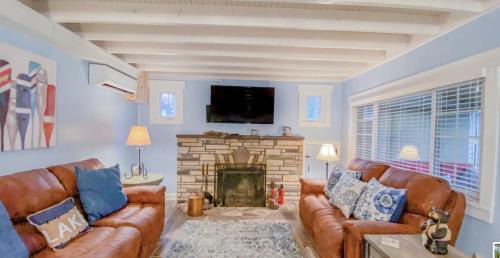 North Glade Hills House | 2 Adjacent Houses Rented Together