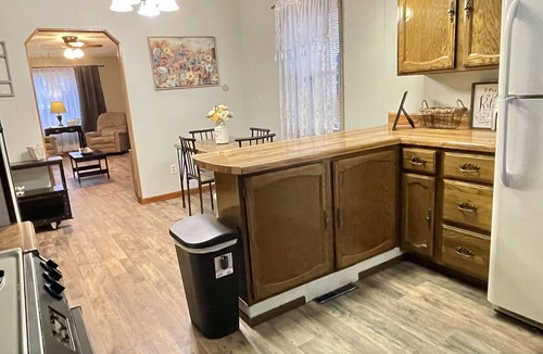 Mount Carbon House | 2-bedroom- hot tub-pool-NRG-Hawks Nest State Park