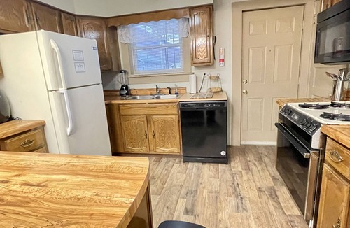 Mount Carbon House | 2-bedroom- hot tub-pool-NRG-Hawks Nest State Park