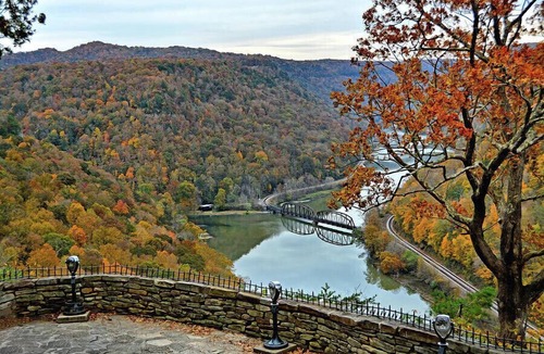 Mount Carbon House | 2-bedroom- hot tub-pool-NRG-Hawks Nest State Park