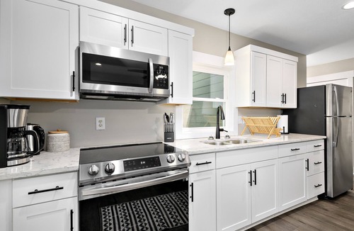 Woodfin Apartment | 2 Bedroom Pet Friendly Apt w/full kitchen; Private fenced Backyard; Great Wifi