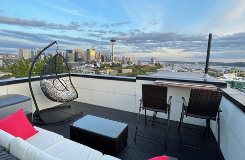 Lower Queen Anne House | 2-bedroom townhome w/cool AC. Walk to Seattle Center, Climate Pledge w/parking