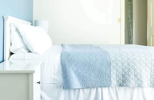 Middletown Hotel | #2 | Comfy Room w/Queen-bed