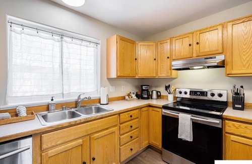 Bayshore - Klatt House | 2 King Suites! 4 bedrooms + bonus room. Great for groups! 2 complete units.