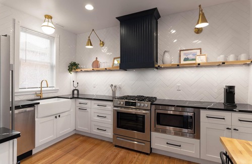 Walnut Hills House | 2 Large Renovated Houses with Driveway -Sleeps 42- 5 minutes to Downtown