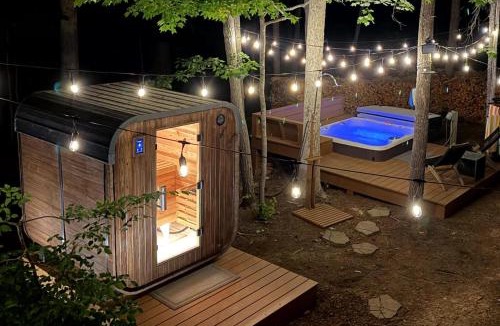 Asheville House | 2 miles to Downtown, Hot Tub, Sauna, Fire Pit, Game Room, Bar, kitchenette, Pool Table, Universal Tesla EV Connector