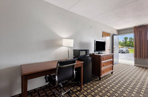 Greeneville Apartment | 2 Queen Beds|Non-Smoking