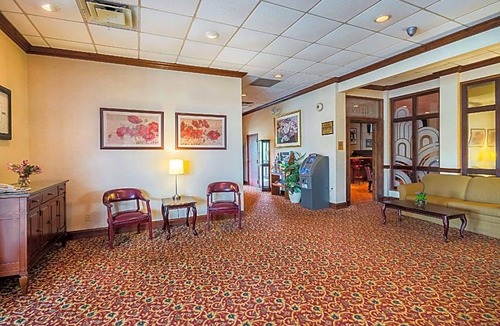 Fairmont Hotel | 2-Star Hotel ∙ Clarion Inn Fairmont
