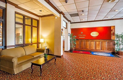 Fairmont Hotel | 2-Star Hotel ∙ Clarion Inn Fairmont