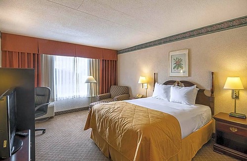 Fairmont Hotel | 2-Star Hotel ∙ Clarion Inn Fairmont