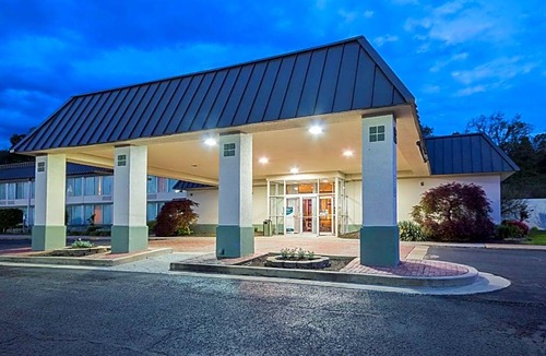 Fairmont Hotel | 2-Star Hotel ∙ Clarion Inn Fairmont