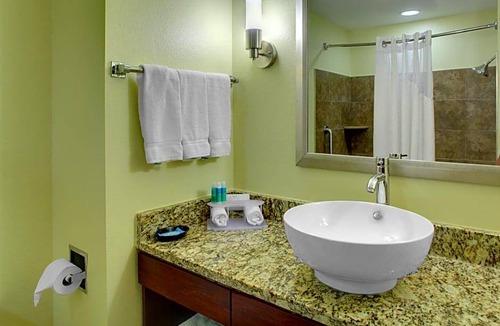 Cross Lanes Hotel | 2-Star Hotel ∙ Holiday Inn Express & Suites Cross Lanes, an IHG Hotel