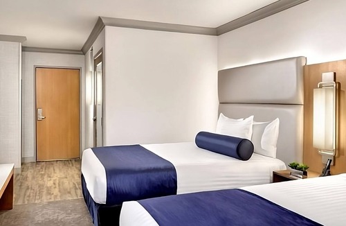 Gateway District Hotel | 2 x Elevate 2 Queens at The STRAT Hotel, Casino & Tower