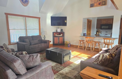 Dandridge Cabin | 20% Off Lakefront-Dock-Hot Tub- Huge Level Yard- Game Room, Sandy Ridge Landing
