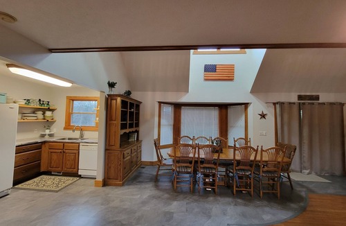 Dandridge Cabin | 20% Off Lakefront-Dock-Hot Tub- Huge Level Yard- Game Room, Sandy Ridge Landing