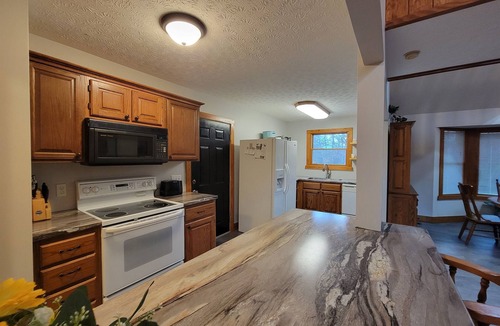Dandridge Cabin | 20% Off Lakefront-Dock-Hot Tub- Huge Level Yard- Game Room, Sandy Ridge Landing