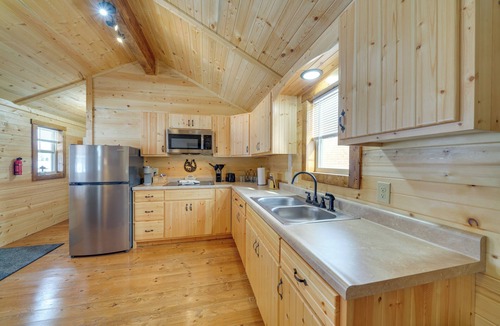 La Grange Cabin | 28 Mi to Downtown Louisville: Serene Farm Getaway