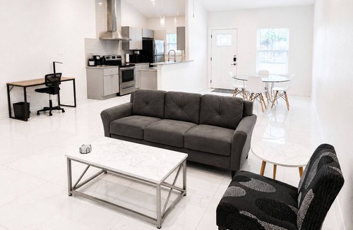 Central City Apartment | 2BD-RemoteWork-Extd Stay Discounts-PetsOK-Central