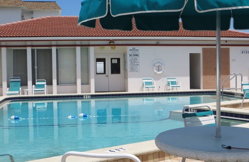 Siesta Key Condo | 2bed 2 bath sleeps 5 . 3 smart TVs. fully refurbished Very Close to the beach