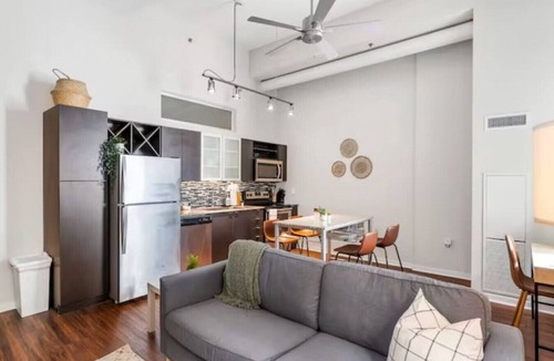 Downtown Cincinnati Apartment | 2Bedroom in CBD Near Over-the-Rhine +Pool & Wi-Fi