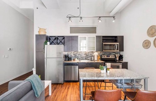 Downtown Cincinnati Apartment | 2Bedroom in CBD Near Over-the-Rhine +Pool & Wi-Fi