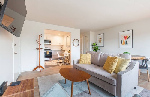 North Queen Anne Apartment | 2BR Chic Colorful Queen Anne Apt - 4m to DT Seattle, Free Parking - NEW