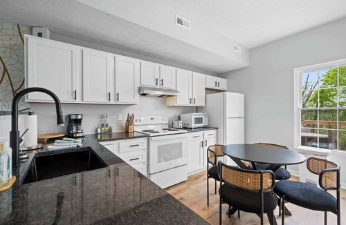 Williamstown Apartment | 2BR Condo Near Ark for 6 Guests - Free Parking