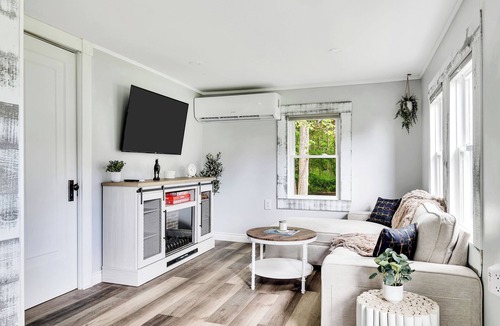 Saratoga Springs Cottage | 2br Lakehome, Close to track, Dock, beach, Small Pet Friendly, Renovated, C/A
