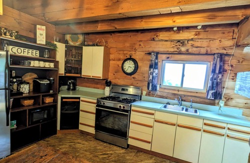 Hedgesville Cabin | 3 bedroom family Getaway on the mountain top w/sunrise view over Sleepy Creek.