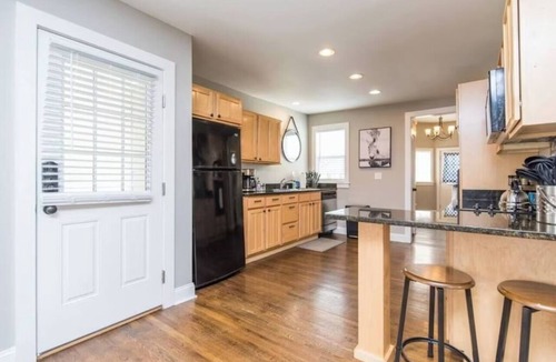 North Upper Street House | 3-bedroom house - Pvt hot tub - close to downtown & campus