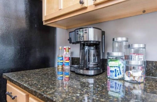 North Upper Street House | 3-bedroom house - Pvt hot tub - close to downtown & campus