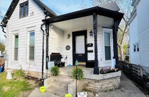 North Upper Street House | 3-bedroom house - Pvt hot tub - close to downtown & campus