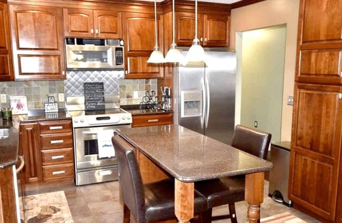 Bridgeport House | 3 Bedroom w/ Hot Tub, Fireplace! Pet Friendly!