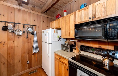 Walland Cabin | 3 Brothers Rustic Sabbatical Creekside Cabin
