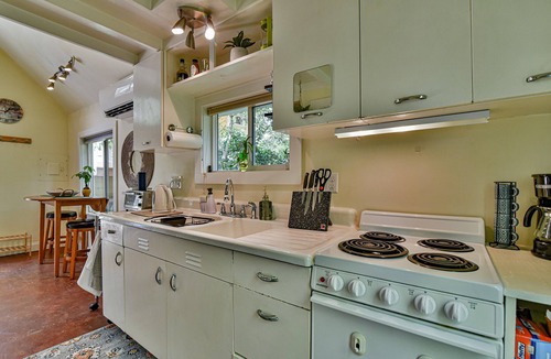 Historic Montford Cottage | 30+ Night Stays at A Relaxing Oasis on the edge of Downtown Asheville