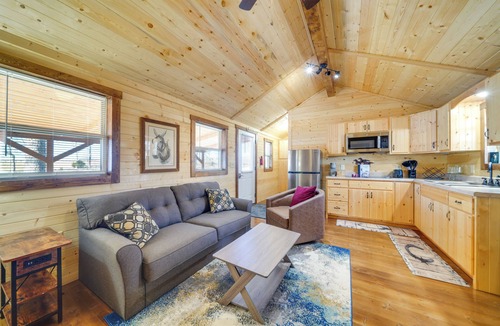 La Grange Cabin | 31 Mi to Louisville: Cabin on 235 Acres!