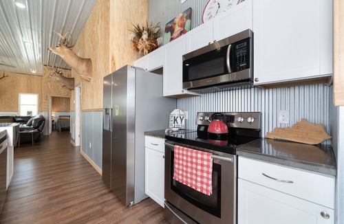 Jonesville House | 331 Acres of Comfort & Rest, ❤ of the Bluegrass- 12 mins from ARK w/Hot Tub