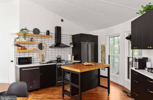 The Woods Cabin | 3BR cabin w/backyard, hot tub, dome & deck