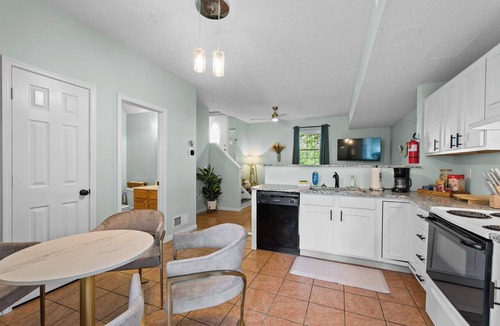 Williamstown Apartment | 3BR Condo for 7 - Only 3 Miles to Ark Encounter!
