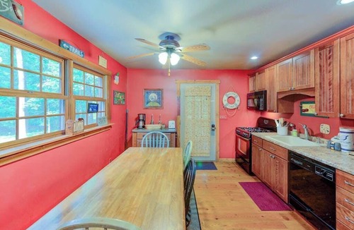 Sky Valley Ski Chalet | 3BR - Cozy Log Cabin - Hot Tub