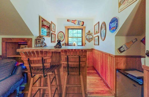 Sky Valley Ski Chalet | 3BR - Cozy Log Cabin - Hot Tub