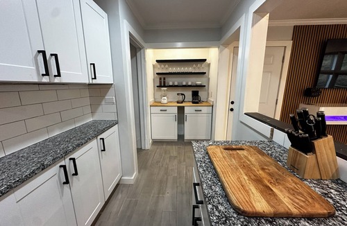 Dunbar House | 3BR Near CAMC & Hospitals - Doctor and Travel Nurse Friendly