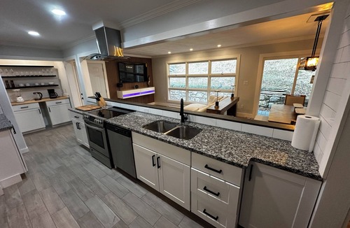 Dunbar House | 3BR Near CAMC & Hospitals - Doctor and Travel Nurse Friendly